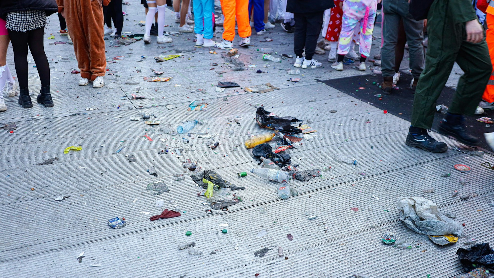 Bodenplattem bedecken die Uniwiese an den Karnevalstagen.
