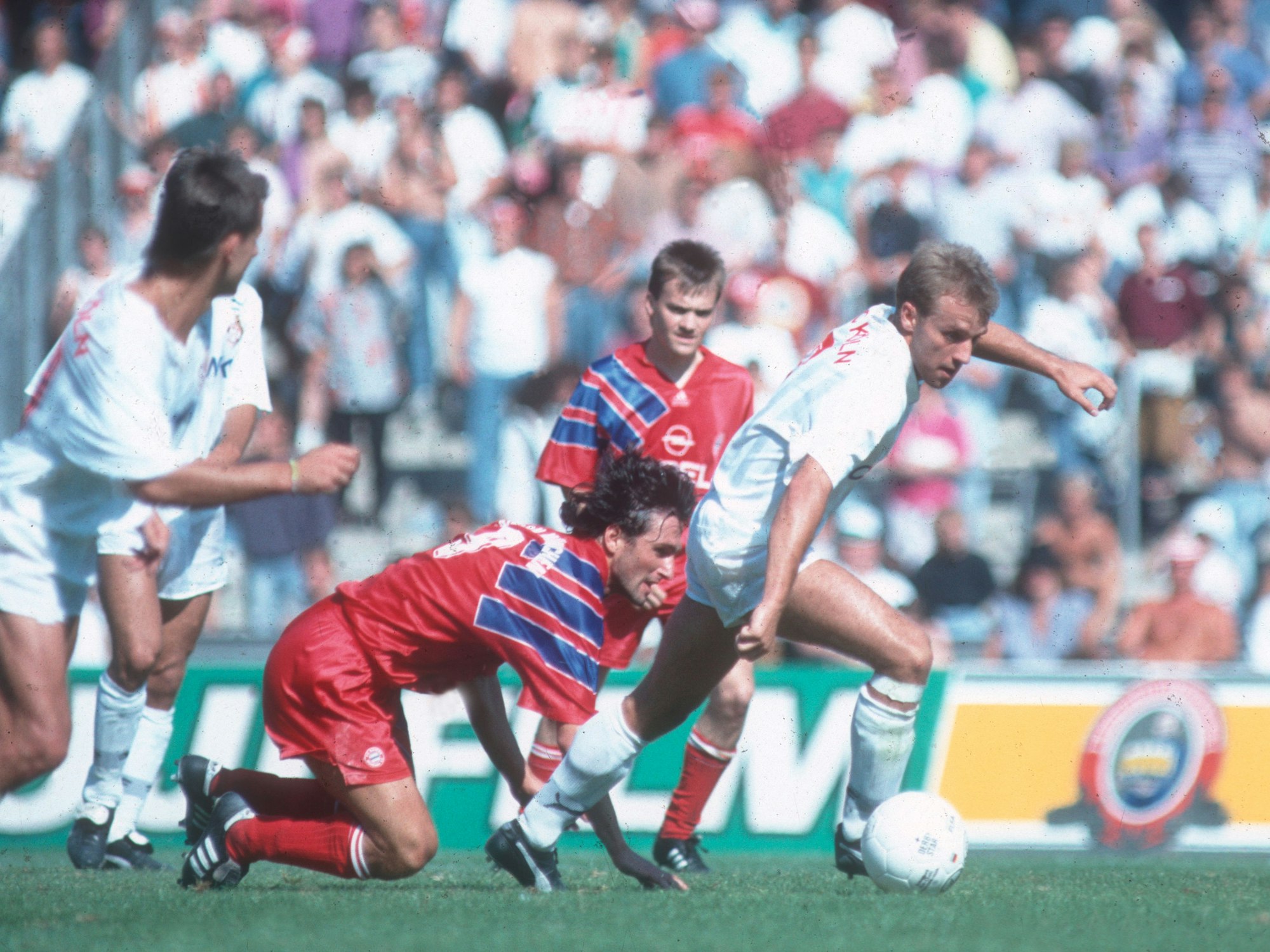 Hansi Flick ist im Spiel gegen seinen alten Verein, den FC Bayern, am Ball vor seinem Gegenspieler Bruno Labbadia.