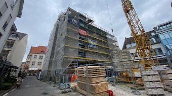Das Foto zeigt die Baustelle des Rathausanbaus in Brühl. Die Arbeiten verzögern sich zum wiederholten Male.