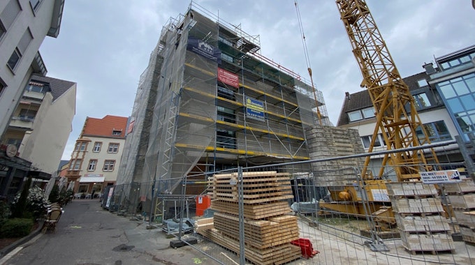 Das Foto zeigt die Baustelle des Rathausanbaus in Brühl. Die Arbeiten verzögern sich zum wiederholten Male.