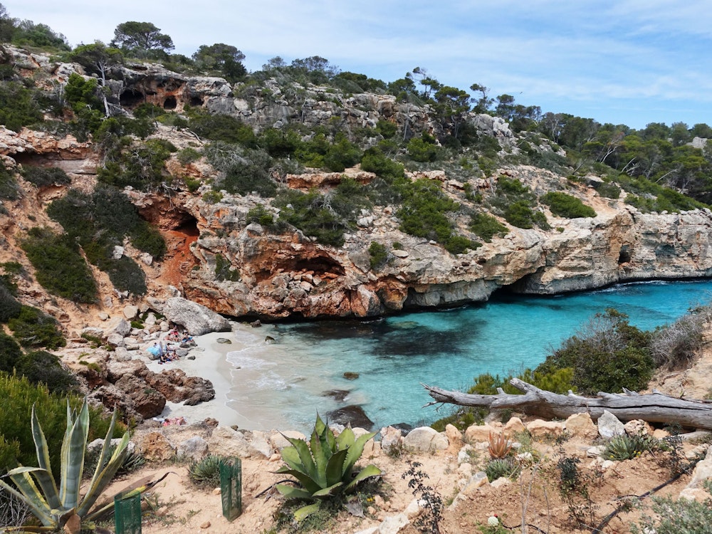Die Bucht Caló des Moro auf Mallorca, hier im Mai 2016, mit Menschen am Strand zwischen den Felsen.