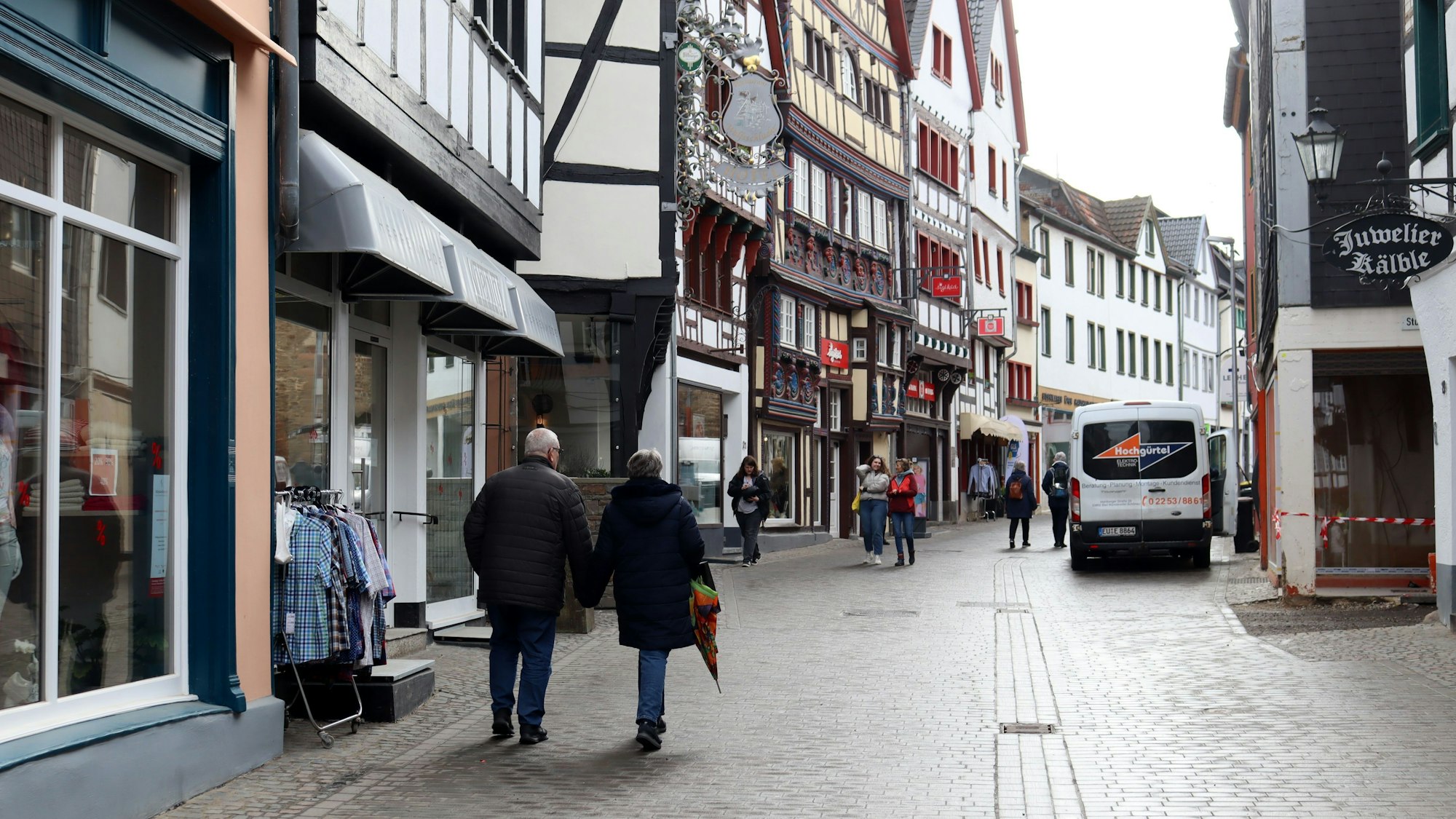 Fußgänger gehen über die Orchheimer Straße in Bad Münstereifel