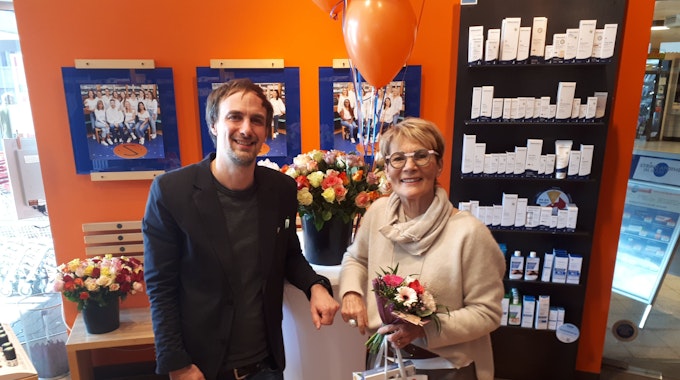Gisela Syring-Rüter übergibt ihre Apotheke an ihren langjährigen Mitarbeiter Dr. Johannes Schmidt.