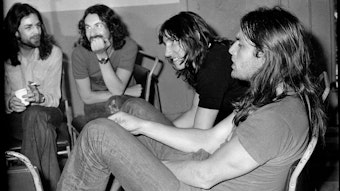 Die Band Pink Floyd im Jahr 1973: Richard Wright (v.l.), Nick Mason, Roger Waters und David Gilmour sitzen im Halbkreis und diskutieren.