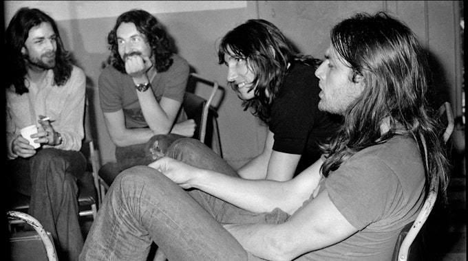 Die Band Pink Floyd im Jahr 1973: Richard Wright (v.l.), Nick Mason, Roger Waters und David Gilmour sitzen im Halbkreis und diskutieren.