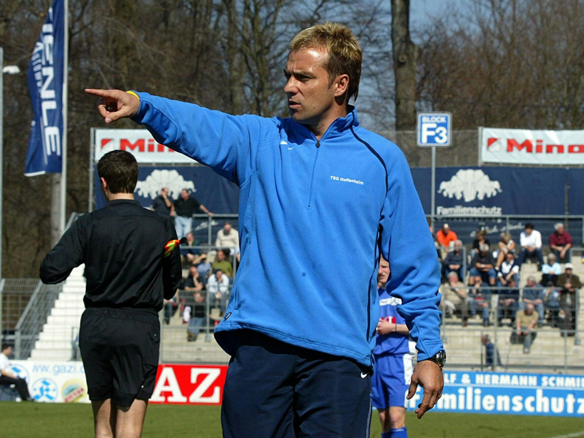 Der Trainer von Hoffenheim, Hansi Flick, gibt seinen Spielern Anweisungen.