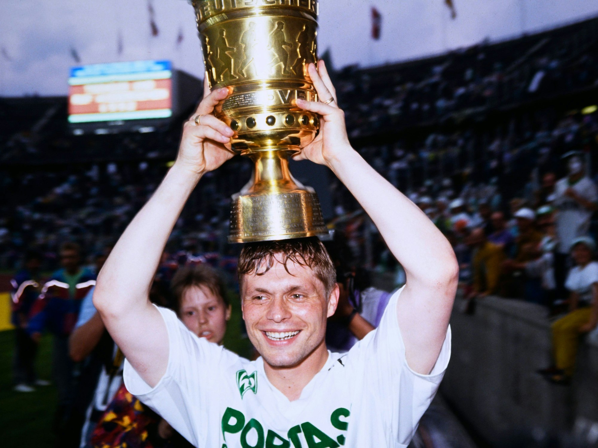 Uli Borowka mit dem DFB-Pokal nach dem 4:3 n.E. im Pokal-Finale seiner Bremer gegen den 1.FC Köln am 22 06 1991 in Berlin