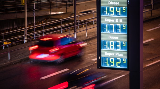 Autos fahren am frühen Morgen an einer Preistafel im Dezember 2022 in Stuttgart an einer Tankstelle vorbei. Extreme Preisschwankungen von Spritpreisen zu verschiedenen Tageszeiten sind aktuell keine Seltenheit.