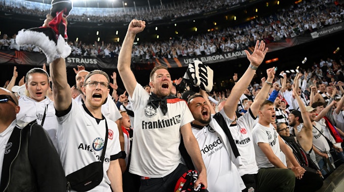 Fans von Eintracht Frankfurt jubeln.