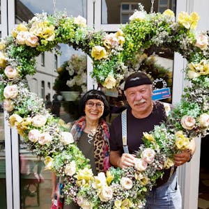 Geschi und Klaus Ridder mit einem großen Herz aus Blumen.