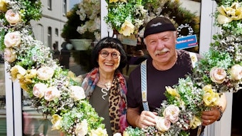 Geschi und Klaus Ridder mit einem großen Herz aus Blumen.
