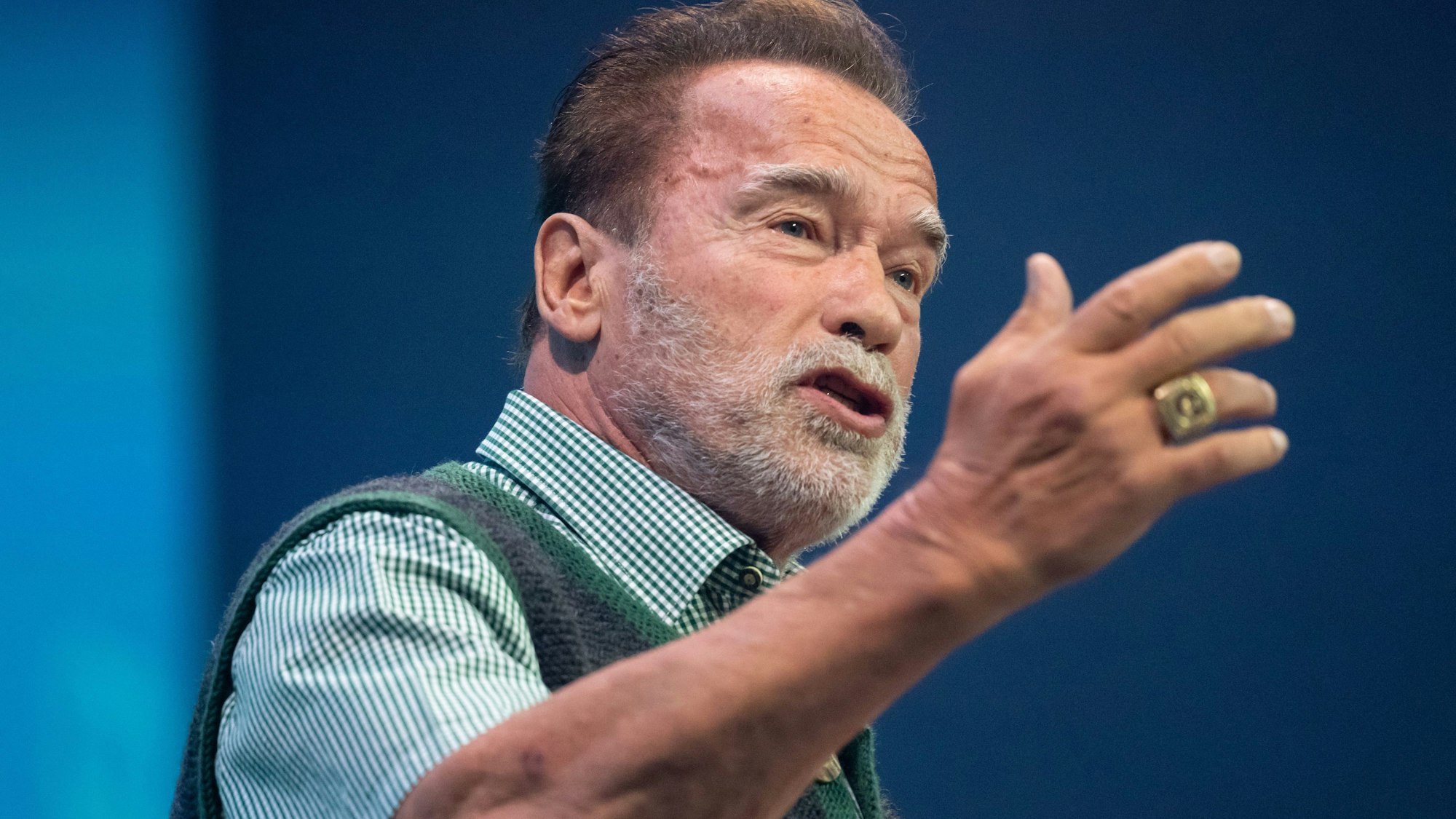 Arnold Schwarzenegger, Schauspieler und ehemaliger Gouverneur von Kalifornien, steht auf der Bühne.