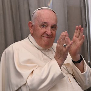Papst Franziskus klatscht im Februar 2023 während einer Pressekonferenz an Bord eines Flugzeugs, das nach Rom fliegt.&nbsp;