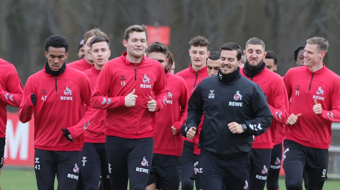 Die Mannschaft des 1. FC Köln läuft auf dem Trainingsplatz.