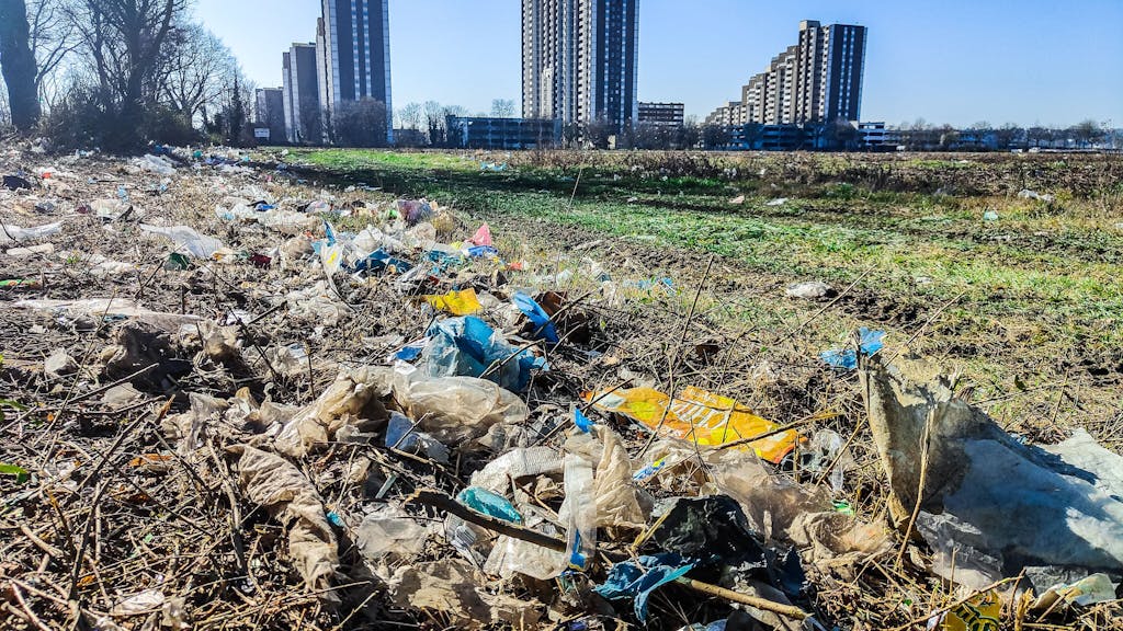Auf einem Feld in Meschenich ist viel Plastik verteilt.