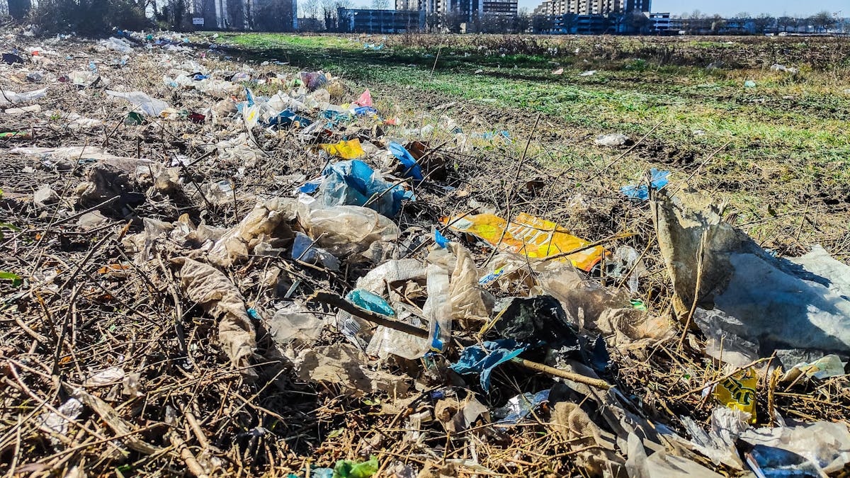 Auf einem Feld in Meschenich ist viel Plastik verteilt.