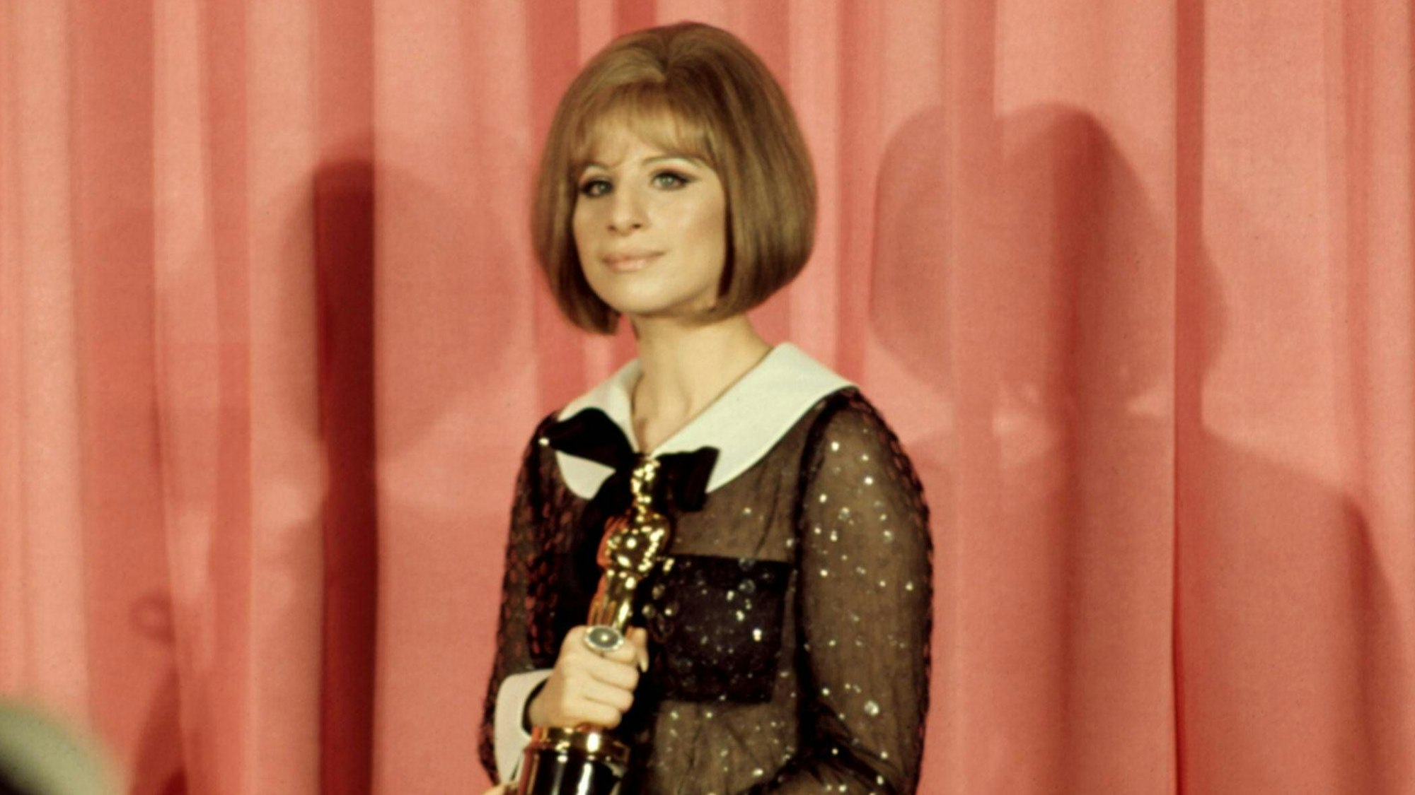 Barbra Streisand hält stolz ihren Oscar bei der Verleihung der Academy Awards im Jahre 1969.