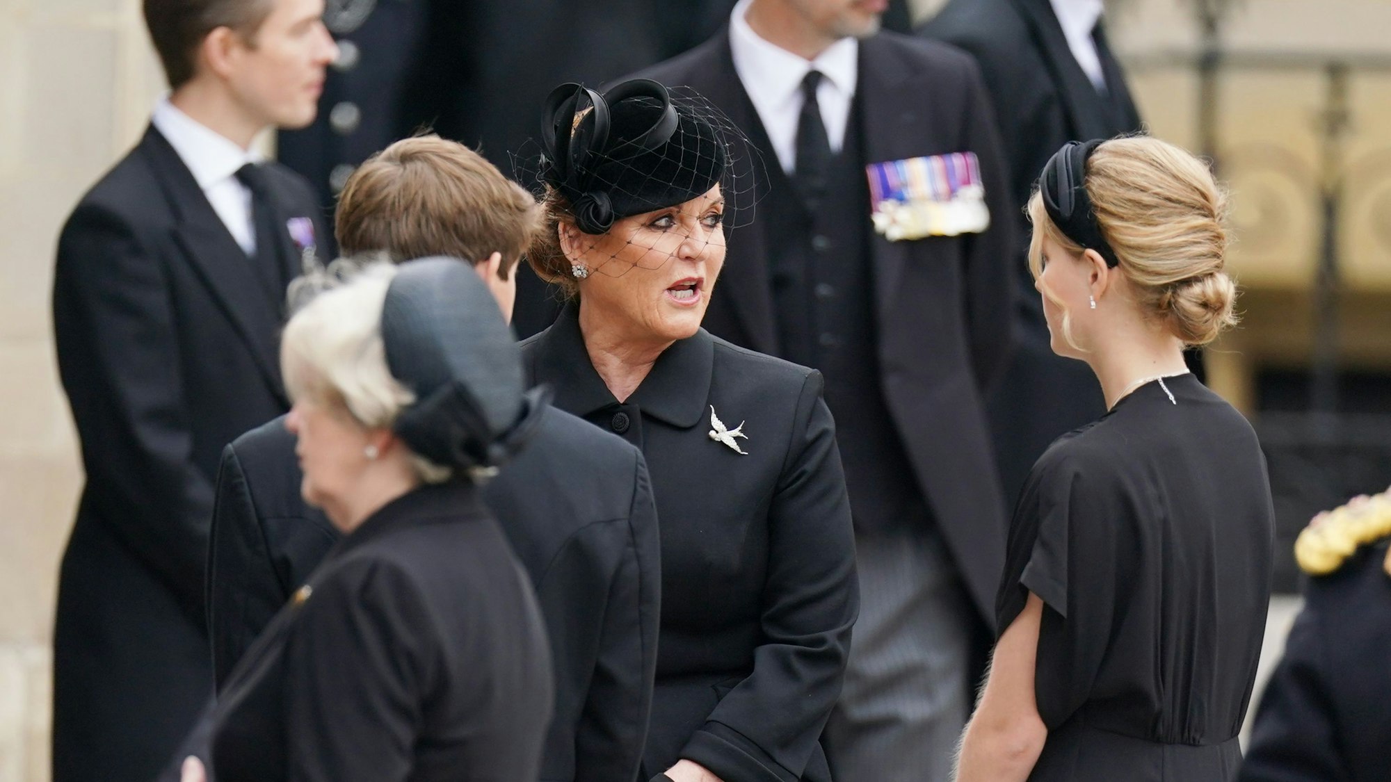 Sarah Ferguson (M) kommt zum Staatsakt vor der Beisetzung von Königin Elizabeth II. in der Westminster Abbey. Zum Staatsbegräbnis für Elizabeth II. werden Hunderttausende Menschen auf den Straßen Londons erwartet. Für die Trauerfeier sind Präsidenten, Regierungschefs sowie gekrönte Häupter aus aller Welt angereist. +++ dpa-Bildfunk +++