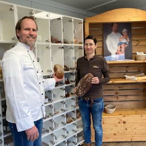 Sebastian van Densen mit seiner Frau Nadine vor dem neuen Brotautomaten „Brooddöösken“ in St. Tönis.