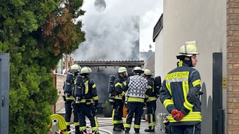Feuerwehrleute bei einem Brand in Troisdorf.