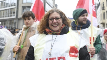Miriam Stein demonstriert in Köln für höhere Löhne im Sozialsektor.