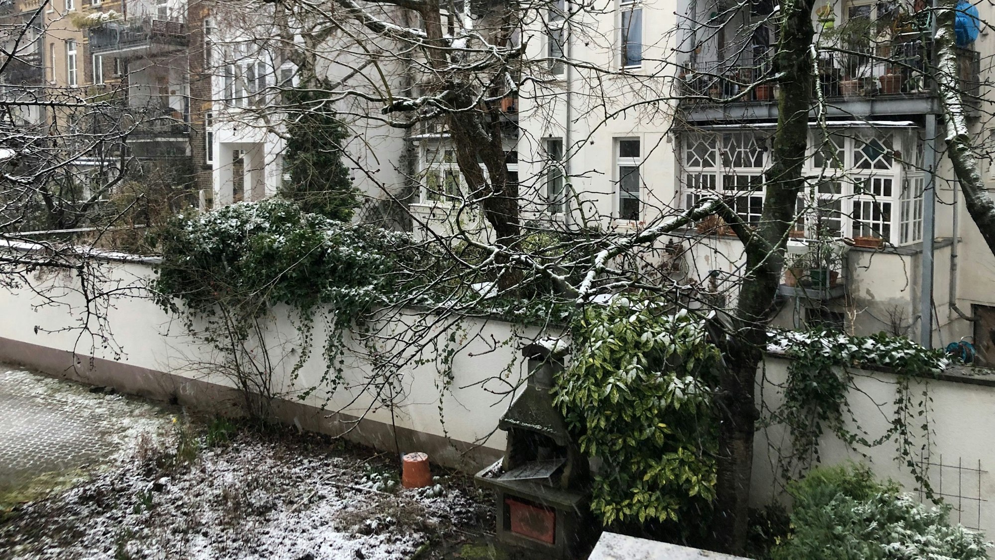 Schneefall auch auf einem Hinterhof in Köln-Neuehrenfeld.