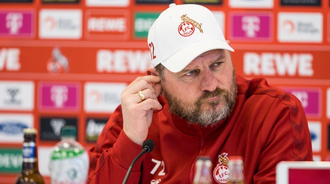 FC-Trainer Steffen Baumgart auf einer Pressekonferenz des 1. FC Köln.