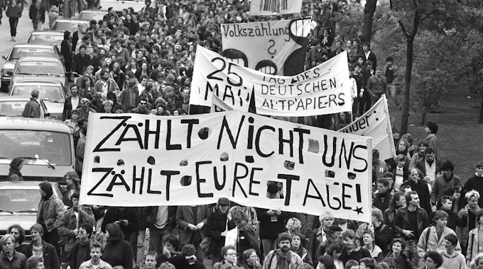 Mehrere tausend Gegner der Volkszählung beteiligen sich am 16. Mai 1987 in Berlin an einer Demonstration gegen die statistischen Erhebungen.