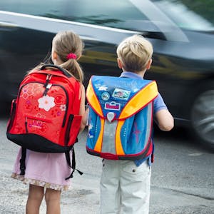 Zwei Schulkinder auf dem Schulweg. (Symbolbild)
