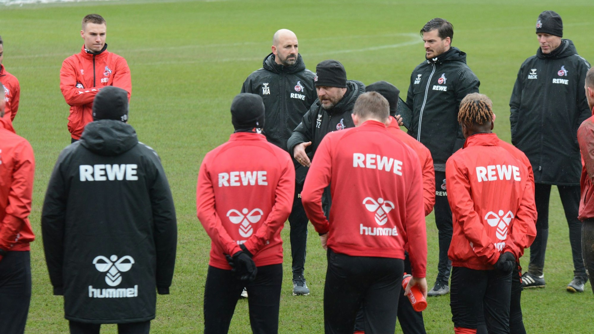 Steffen Baumgart spricht beim Training am Mittwoch (8. März 2023) zu seiner Mannschaft.