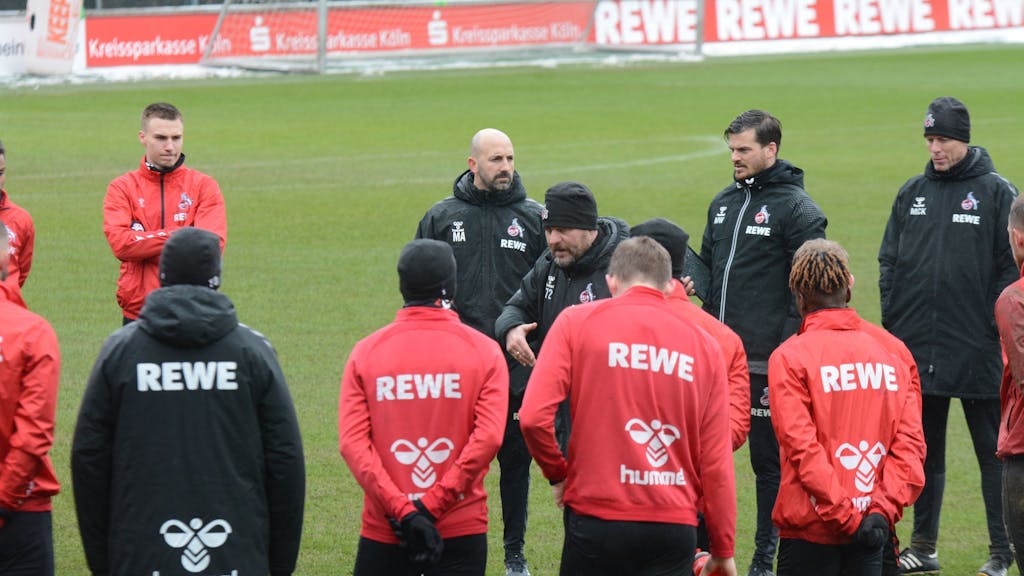 Steffen Baumgart spricht beim Training am Mittwoch (8. März 2023) zu seiner Mannschaft.