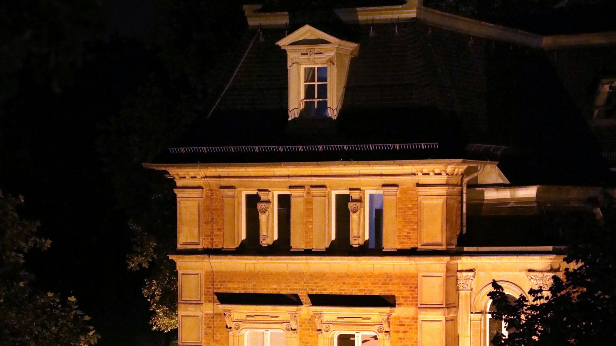 Die Villa Zanders wird im Dunkeln beleuchtet.