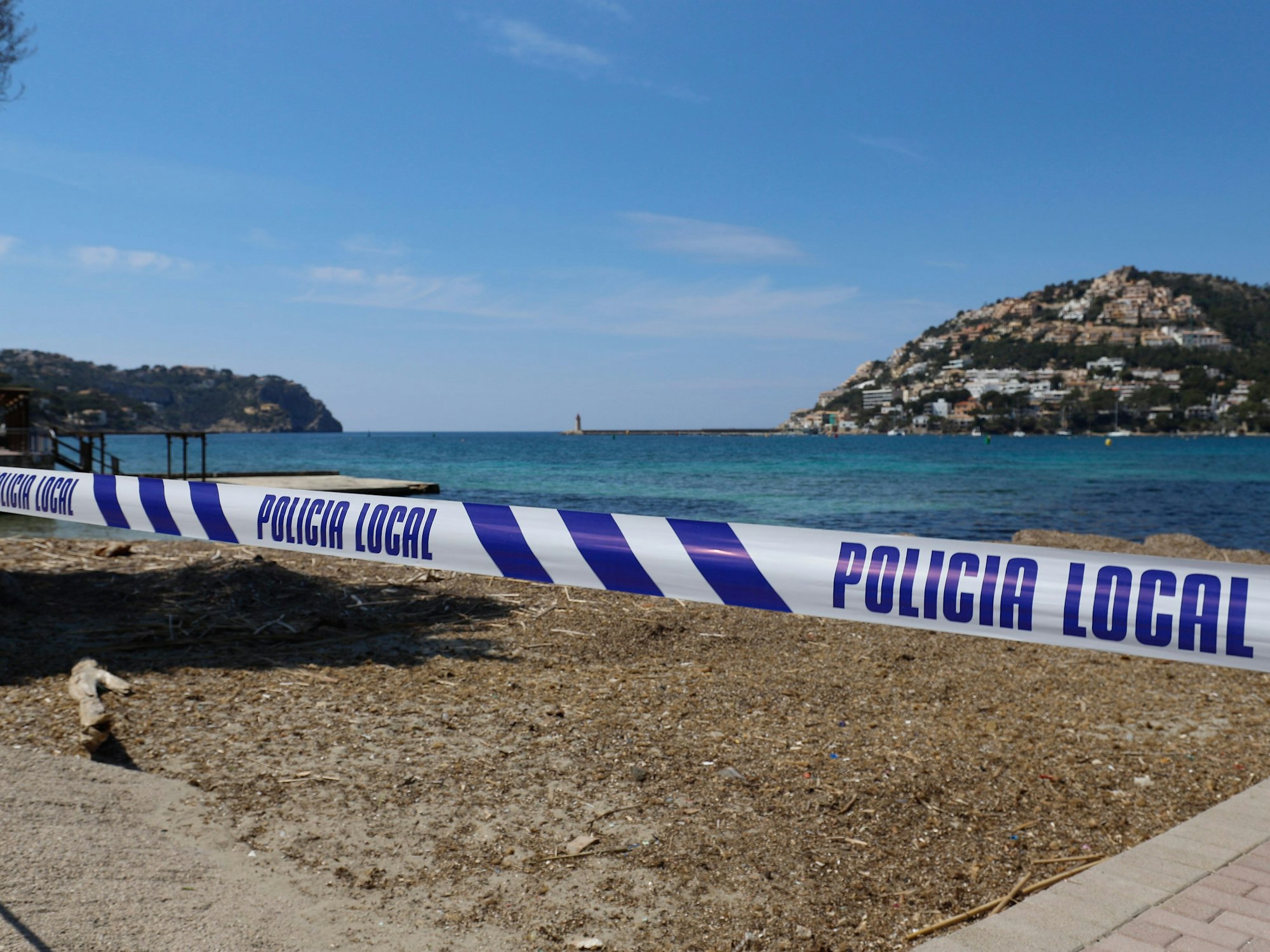 Mit einem Absperrband der Polizei ist der Zugang zu einem Strand, hier im April 2020 inPort Andratx, auf der Insel Mallorca abgesperrt.