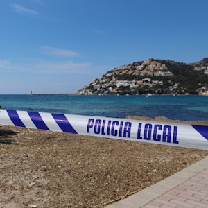 Mit einem Absperrband der Polizei ist der Zugang zu einem Strand, hier im April 2020 in Port Andratx, auf der Insel Mallorca abgesperrt.