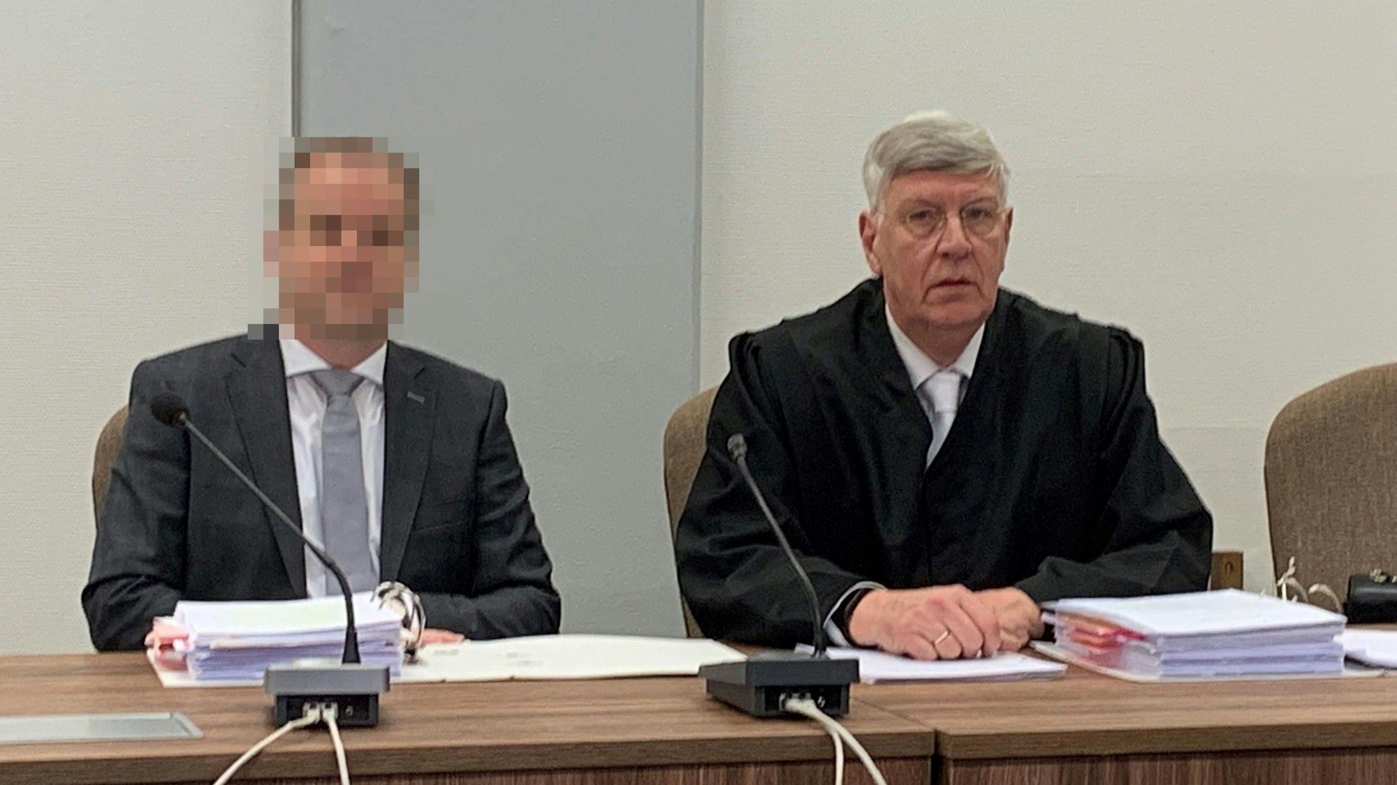 Der frühere Innenminister Ingo Wolf (r.) verteidigt den Angeklagten.