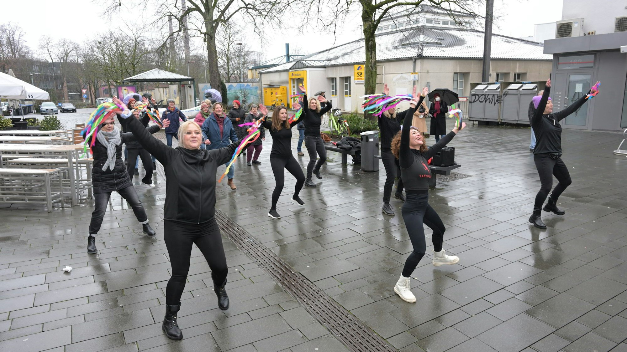 Frauen tanzen in der Bergisch Gladbacher Fußgängerzone.