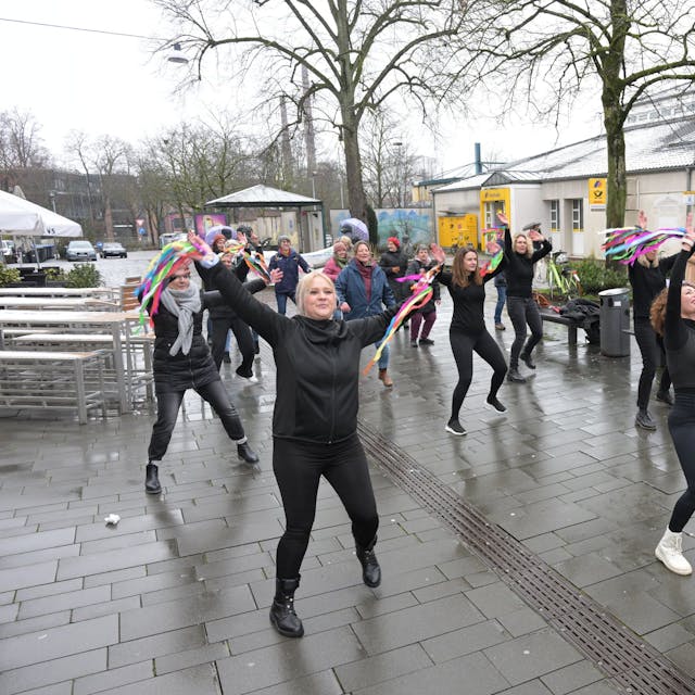 Frauen tanzen in der Bergisch Gladbacher Fußgängerzone.&nbsp;