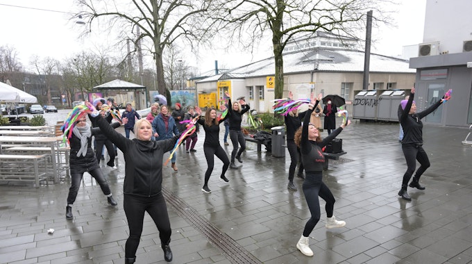 Frauen tanzen in der Bergisch Gladbacher Fußgängerzone.&nbsp;