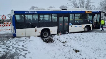 Ein Bus steht im Straßengraben