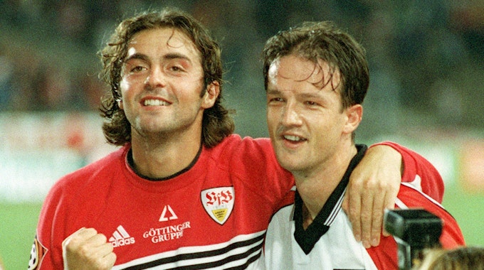 Sreto Ristic (l), im Fußball-Bundesligaspiel gegen den 1. FC Kaiserslautern 1998, freut sich zusammen mit Fredi Bobic, Torschütze des Tores zum 2:0 für den VfB,
