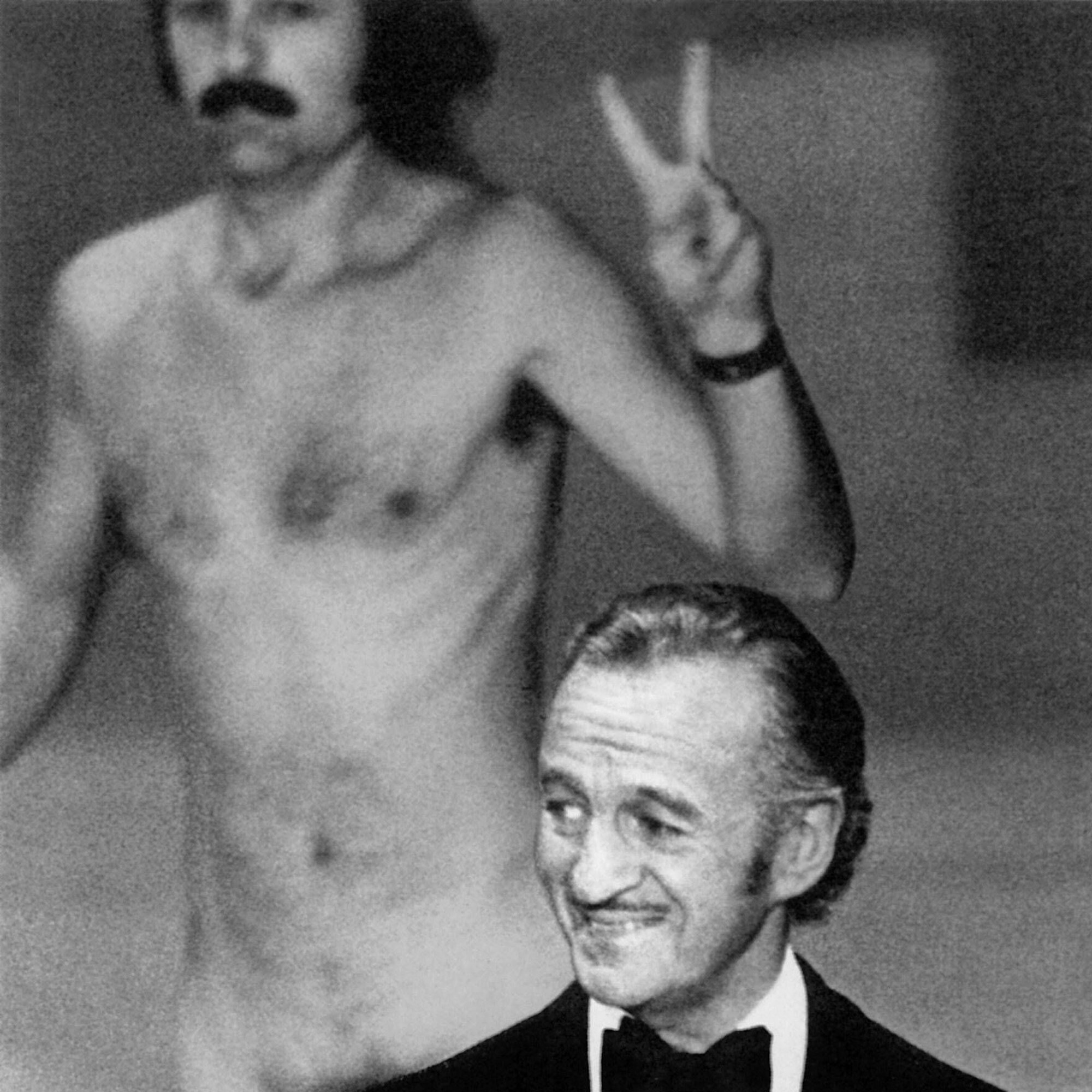 David Niven hatte noch nicht bemerkt, dass hinter ihm der Fotograf und Galerist Robert Opel nackt über die Bühne rannte.