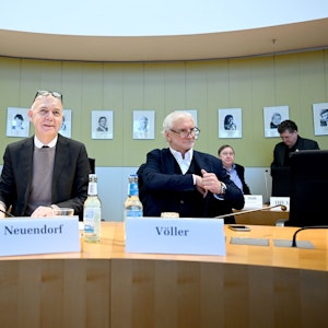 Bernd Neuendorf (l), Präsident des Deutschen Fußball-Bundes (DFB), und Rudi Völler, Direktor der Fußball-Nationalmannschaft, sitzen in Berlin beim Sportausschuss.