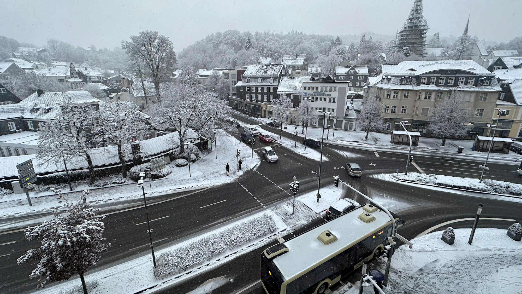 Auf einer Kreuzung in Gummersbach liegt Schnee