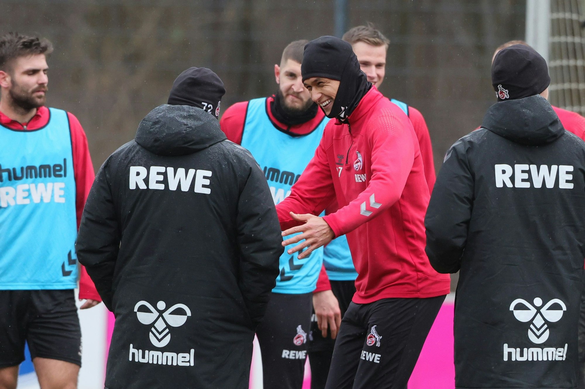1. FC Köln, Training, Davie Selke herzt Steffen Baumgart (1. FC Köln), 07.03.2023, Bild: Herbert Bucco