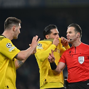 Fußball-Champions-League: Dortmunds Niklas Süle und Emre Can diskutieren mit Schiedsrichter Danny Makkelie (l-r).