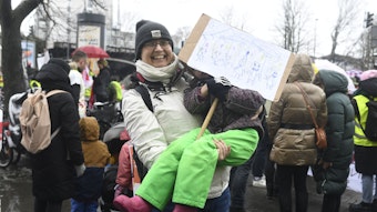 Vanessa Braun und ihre Tochter demonstrieren in Köln für höhere Löhne im Sozialsektor.