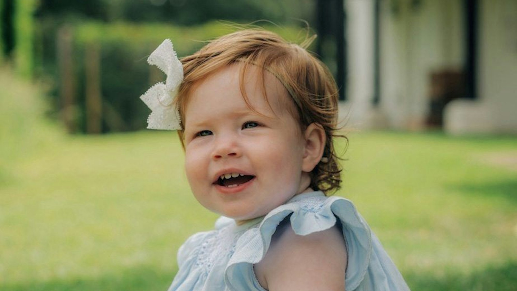 Lilibet Diana Mountbatten-Windsor, Tochter von Prinz Harry und Meghan, lächelt in die Kamera