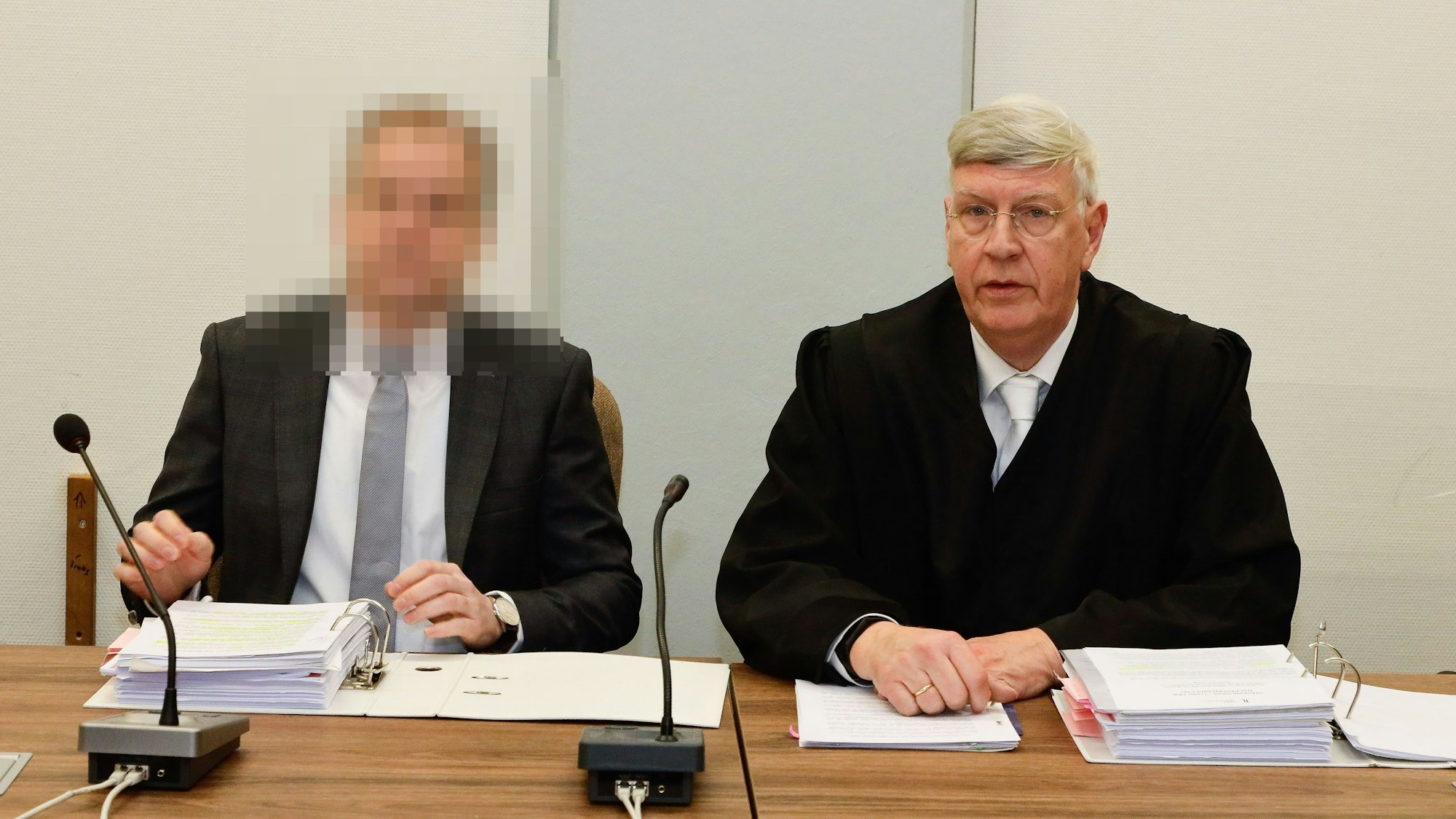 Ingo Wolf, Strafverteidiger des Angeklagten, war von 2005 bis 2010 Innenminister des Landes Nordrhein-Westfalen.