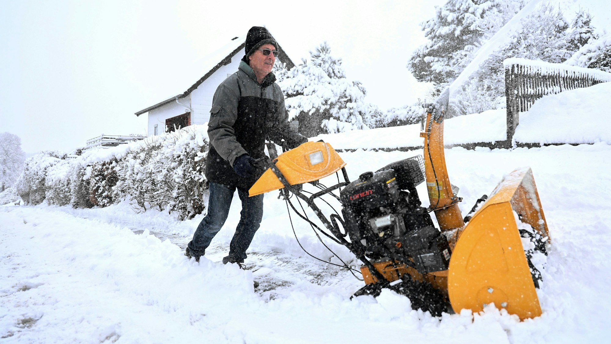 In den Höhenorten der Gemeinde Hellenthal war wieder Schneeschippen angesagt. Wohl dem, der eine Fräse hat.