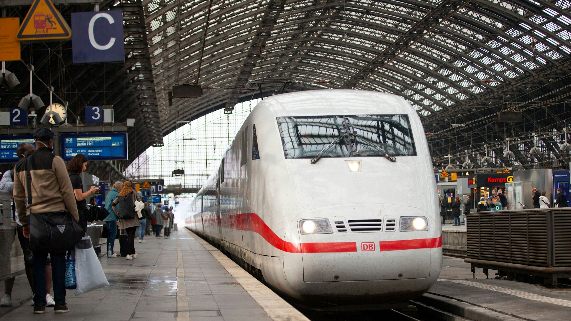 Ein ICE-Zug hält Einfahrt in den Kölner Hauptbahnhof.